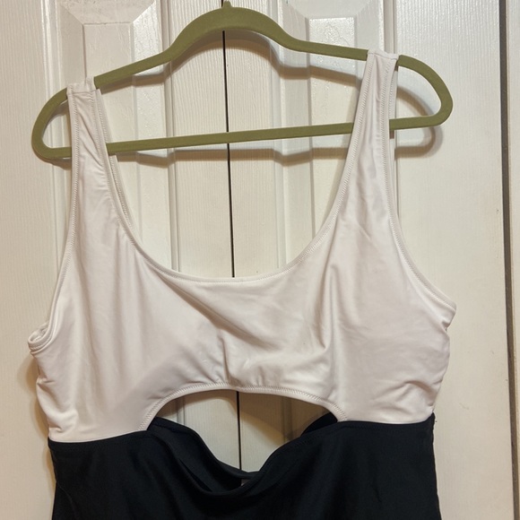 Plus size one piece forever 21 cut out swimsuit - Picture 2 of 6